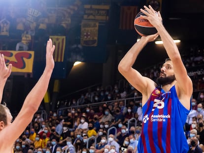 Mirotic lanza en presencia de Sikma.