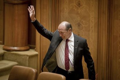 Traian Basescu deja el Parlamento antes de la votarse su suspensi&oacute;n como presidente de Ruman&iacute;a.