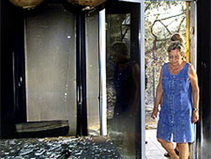 Marta Cornudella al entrar en su casa, calcinada por el incendio que afectó Maçanet de la Selva.