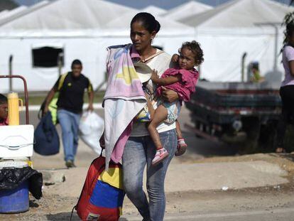 Una joven migrante venezolana, en Pacaraima (Brasil).