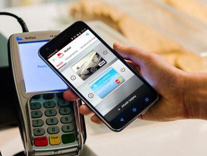 Un usuario paga con su m&oacute;vil en un comercio a trav&eacute;s de Vodafone Wallet.