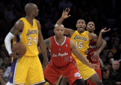 Metta World Peace, de los Lakers, pide el balón a su compañero Kobe Bryant mientras intenta desmarcarse de Chauncey Billups