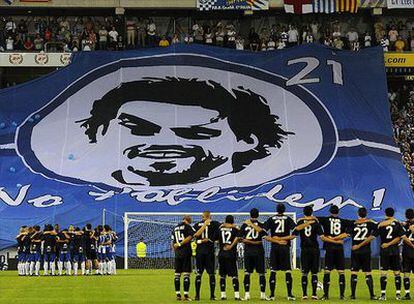 La afición espanyolista despliega un mural con el rostro de Dani Jarque antes del partido.