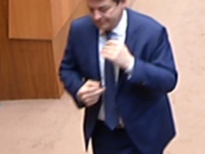 El presidente de castilla y León, Alfonso Fernández Mañueco, hace una peineta en las Cortes regionales, en una captura del vídeo del Pleno.