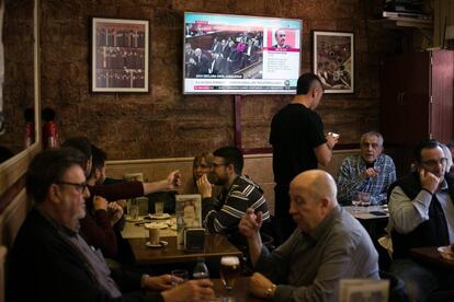 Clientes del bar Can Ros de Gracia siguen el juicio que se celebra en el Supremo.