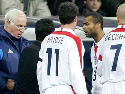 Luis Aragonés y Ashley Cole, encarados en presencia de Bridge y Beckham.