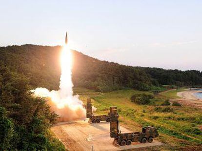 Seúl decide reanudar la instalación del polémico sistema estadounidense THAAD y se plantea el despliegue de armas atómicas