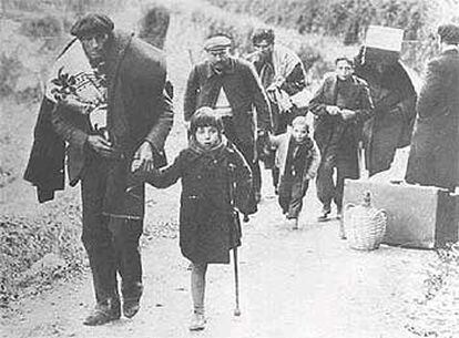 Amadeo Gracia, en segundo plano, camina detrás de su padre y de su hermana al cruzar la frontera en 1939.
