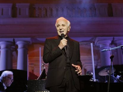 Charles Aznavour, durante su actuaci&oacute;n en Barcelona.