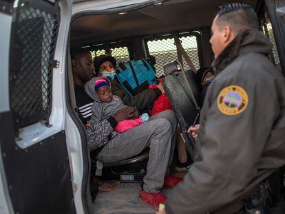 Inmigrantes de Haití y Venezuela son detenidos por agentes de la Patrulla Fronteriza de Estados Unidos, en Yuma, Arizona, en diciembre e 2021.