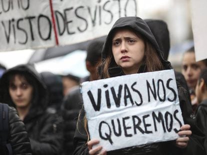 Mujeres protestan contra los feminicidios en Argentina.
