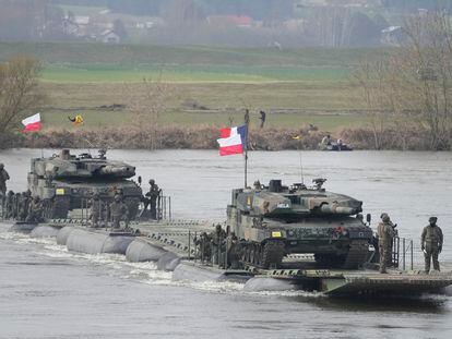 Tropas polacas y de otros países de la OTAN participan en unas maniobras militares en Korzeniewo (Polonia), el 4 de marzo de 2024.