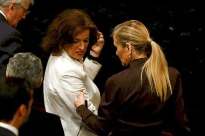 La alcaldesa de Madrid, Ana Botella, junto a la delegada del Gobierno en Madrid, Crsitina Cifuentes, en el acto de entrega de medallas en el Teatro Real por los atentados del 11-M el 10 de marzo de 2014.