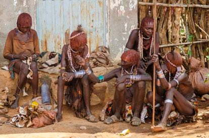 Mujeres de la comunidad hamer en el pueblo de Turmi. Estas mujeres poseen algunas características estéticas particulares como el peinado con trenzas y pigmentos naturales. En muchos casos sufren prácticas como la mutilación genital femenina, aunque el gobierno etíope está tratando de eliminarlas.