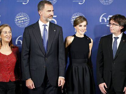 Los Reyes junto a Carles Puigdemont y Ana Pastor el pasado 15 de octubre en Barcelona.