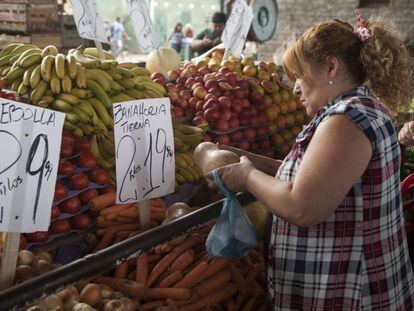 Consumidores buscan precio y realizan compras en el Mercado Central de Buenos Aires.