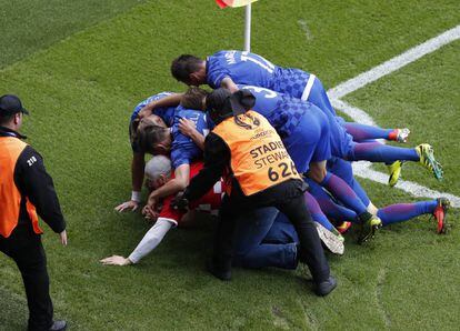 La montonera que sepultó a Modric después de marcar el 1-0 (gol de la victoria) ante Turquía.