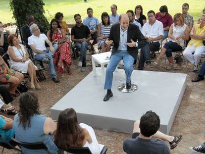 Rubalcaba, en una charla ayer en un instituto madrileño con voluntarios que participan en su candidatura.