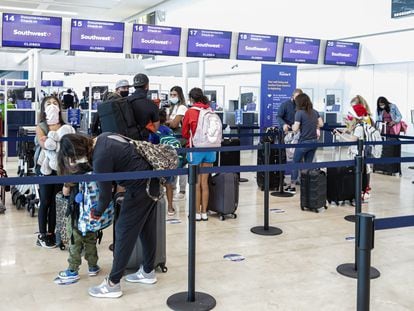 Viajeros hacen fila en el Aeropuerto Internacional de Cancún, en el Estado de Quintana Roo, en una imagen de archivo.