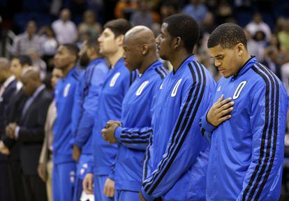 Los jugadores de los Magic, durante el minuto de silencio que se guardó en el duelo de Orlando.