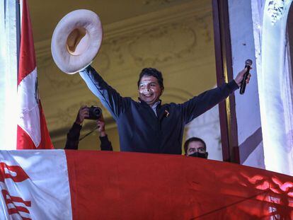 El candidato izquierdista a la presidencia de Perú, Pedro Castillo saluda a sus seguidores desde un balcón de la sede de su partido, el 10 de junio de 2021.