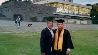 Jorge Alejandro López, egresado de la Facultad de Medicina en la UNAM, junto a su padre, en noviembre de 2018.