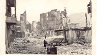 Una de las calles de Gernika (Bizkaia) después del bombardeo por la Legión Cóndor del 26 de abril de 1937.