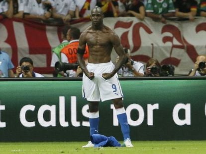 Balotelli imita al Increíble Hulk para festejar su segundo gol.