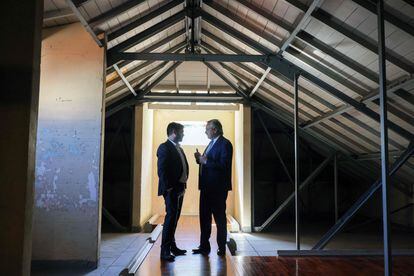 The president of Chile, Gabriel Boric (left) and his counterpart from Argentina, Alberto Fernández, talk this April 5 at La Capucha, the place where the dictatorship housed the disappeared detainees within the ESMA, in Buenos Aires.