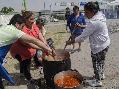 Manifestantes preparan una olla popula durante una protesta social en la provincia de Tucumán.