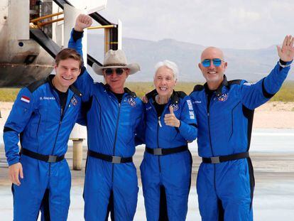 El empresario estadounidense Jeff Bezos (con sombrero) posa con sus compañeros de tripulación en Texas, tras el vuelo inaugural de Blue Origin hasta el borde del espacio.