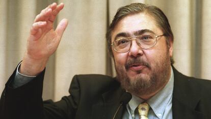 Antonio Franco durante las conferencias 'Los desafíos de la comunicación en la sociedad del nuevo siglo' en Santiago, en diciembre de 2000.