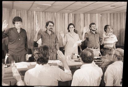 Sergio Ramírez, Daniel Ortega, Violeta Chamorro, Alfonso Robelo y Moisés Hassan, miembros del nuevo gabinete de Gobierno, juran el cargo en 1979.