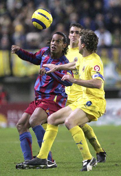 Ronaldinho  trata de controlar el balón ante Arruabarrena y Gonzalo Rodríguez.