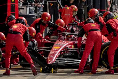 Los mecánicos realizan una parada en boxes para el piloto español de Fórmula Uno Carlos Sainz, durante el Gran Premio de Fórmula Uno de Gran Bretaña en el circuito de Silverstone.
