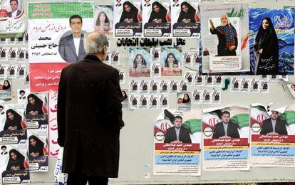 Un hombre mira los carteles electorales, el lunes en Teherán.