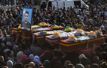 Funeral de cinco miembros de las Fuerzas Democráticas Sirias, milicias kurdo-árabes, celebrado el lunes en Qamishli.