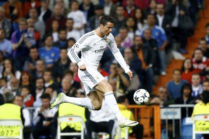 Ronaldo controla el balón 