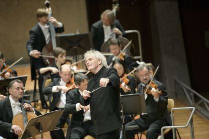 Simon Rattle dirige a la Filarm&oacute;nica de Berl&iacute;n en la Philharmonie berlinesa.