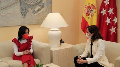 La delegada del Gobierno en Madrid, Mercedes González, y la presidenta de la Comunidad de Madrid, Isabel Díaz Ayuso, este martes.