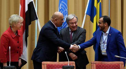 El jefe de la delegación Huthi, Mohammed Abdul Salam (derecha), y el Ministro de Exteriores de Yemen, Khaled al Yemani, se dan la mano junto al secretario general de la ONU, Antonio Guterres, este jueves en Rimbo (Suecia).