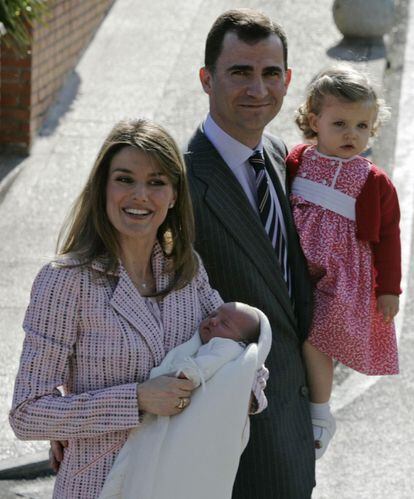 La Princesa coge a su recién nacida, la Infanta Sofía, el 4 de mayo de 2007. Le acompaña el Principe Felipe, que tiene en brazos a la Infanta Leonor.