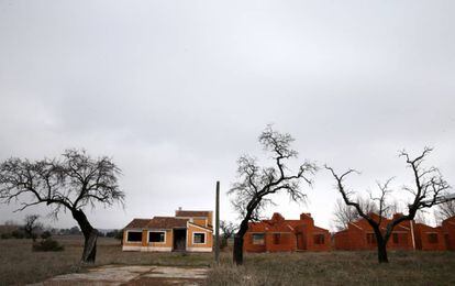 Varias de las viviendas de lo que debería haber sido un complejo de lujo en Villamayor de Calatrava (Ciudad Real).