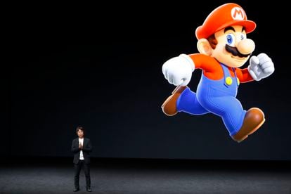 Shigeru Miyamoto y su personaje más famoso, Super Mario, durante un evento de Apple en 2016.