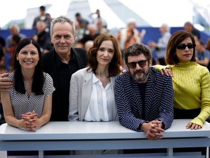 Desde la izquierda, Helena Miquel, José Coronado, Ana Torrent, Manolo Solo y María León, posaban el lunes en Cannes en el 'photocall' de 'Cerrar los ojos'.