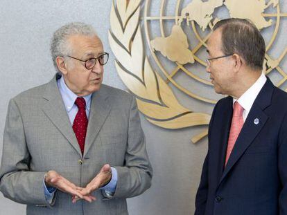 El secretario general de la ONU, Ban ki-Moon, con Lajdar Brahimi.