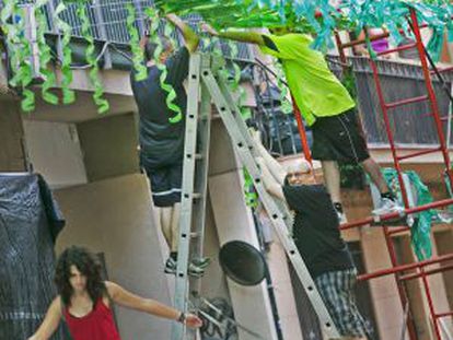 Preparativos para las fiestas del barrio de Sants.