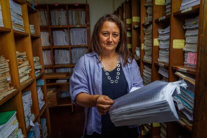 The visiting minister of human rights cases of the Court of Appeals of Santiago Paola Plaza González in the archives of the judiciary with files of the case for the death of the Chilean poet Pablo Neruda.  Santiago January 27, 2023. Photos Cristian Soto Quiroz / El País