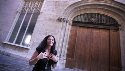 La cantante Mara Aranda junto a la Lonja de Valencia.