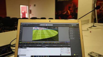 Los analistas del Rayo Vallecano estudian con Mediacoach cómo el Eibar le generó ocasiones de gol al Atlético de Madrid.